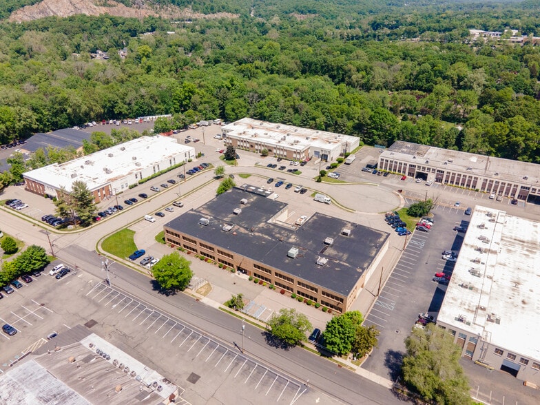 More Photos Of 32 Spruce St, Oakland Flex For Lease