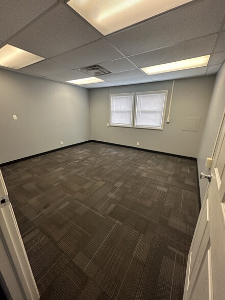 More Photos Of 10 Liberty St, Edison Warehouse For Lease