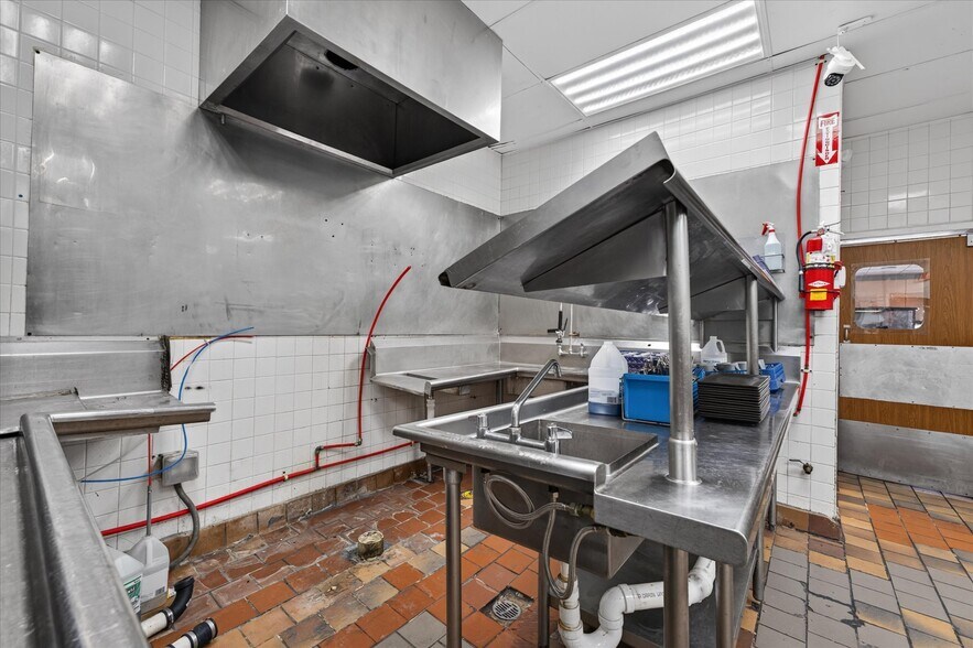 More Photos Of 4000 Fort Campbell Blvd, Hopkinsville Restaurant For Sale