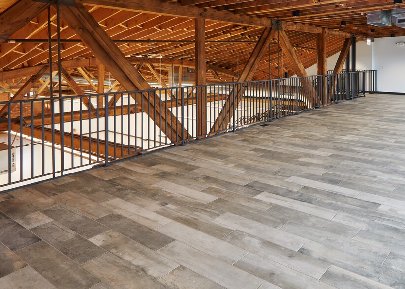 More Photos Of 1640 W Carroll Ave, Chicago Showroom For Lease