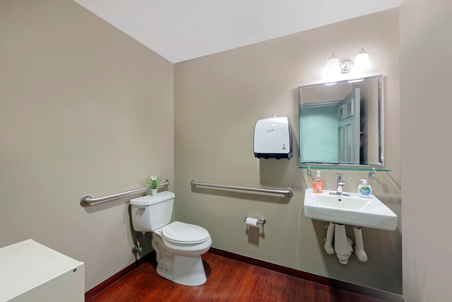 More Photos Of 6 S Pendleton St, Middleburg Office For Sale