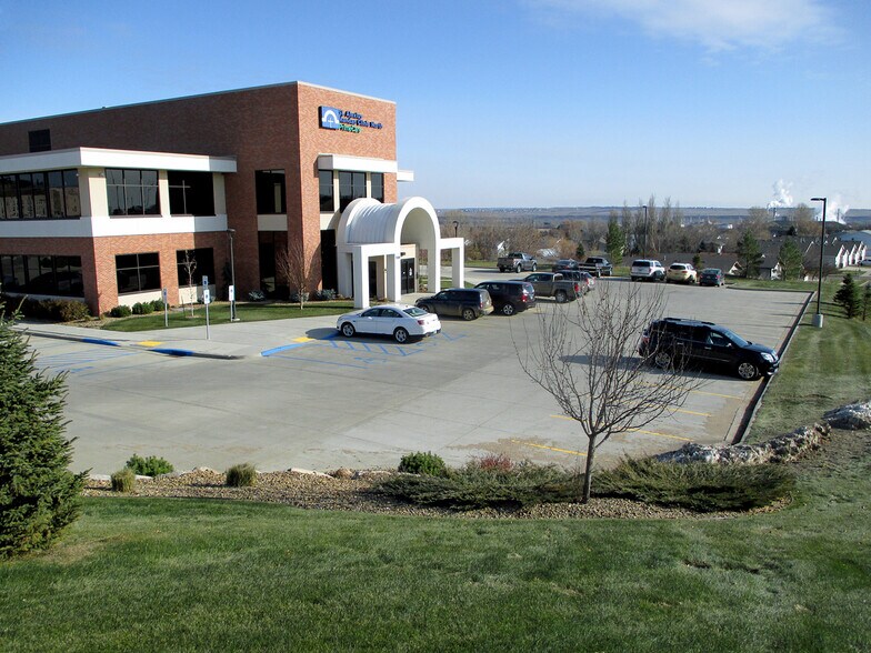 More Photos Of 2500 Sunset Dr, Mandan Medical For Lease