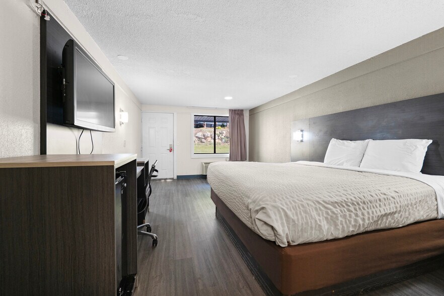 More Photos Of 1721 Broadcast St, Gastonia Hotel For Sale
