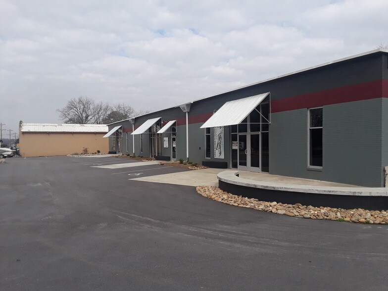 More Photos Of 518 W North 1st St, Seneca Storefront Retail Office For Lease