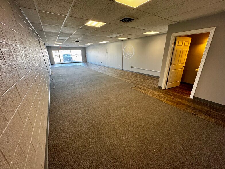 More Photos Of 12702-12710 S 71 Hwy, Grandview Unknown For Lease