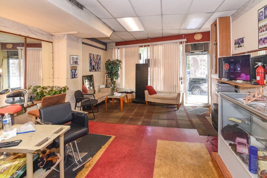 More Photos Of 5900 York Rd, Baltimore Storefront Retail Office For Sale