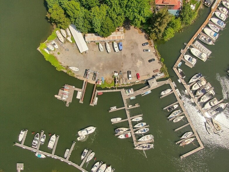 More Photos Of 101 Harbor Ln W, New Rochelle Marina For Sale