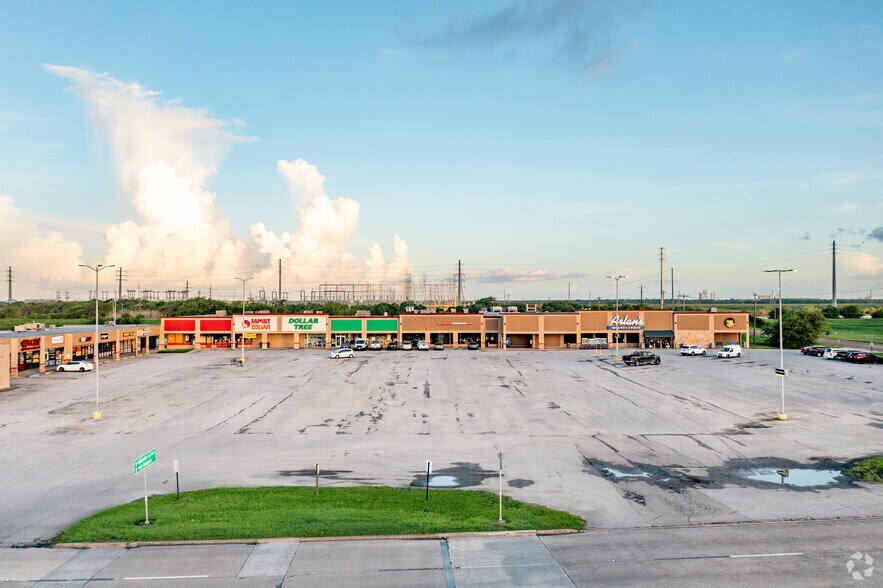 More Photos Of 301-327 S Brazosport Blvd, Freeport Storefront For Lease