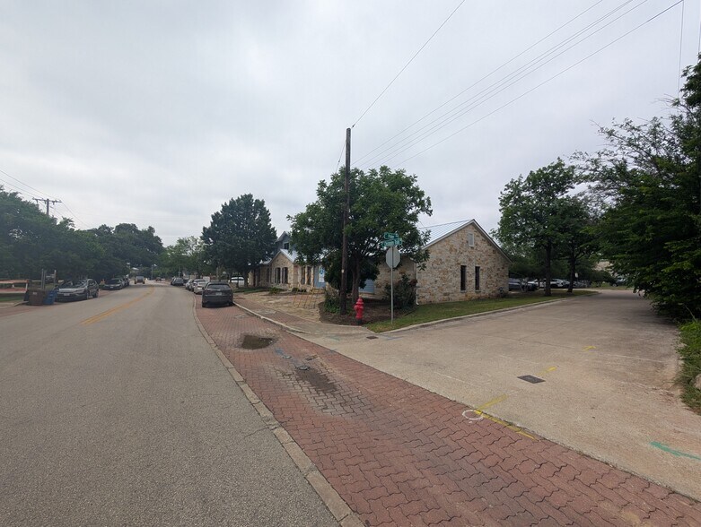 More Photos Of 12 Chisholm Trl, Round Rock Freestanding For Lease