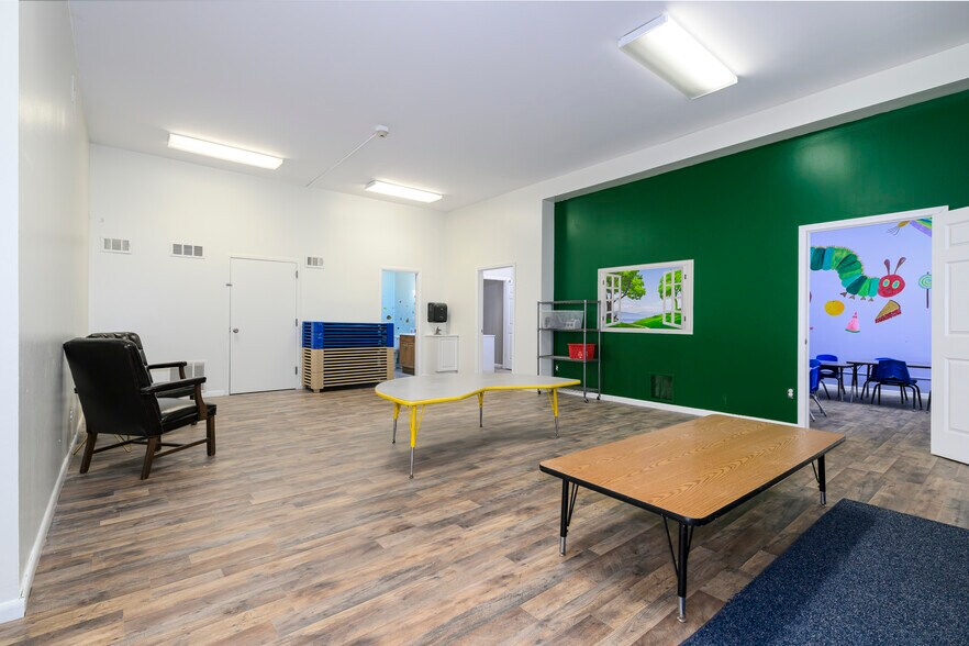 More Photos Of 5001 Pernod Ave, Saint Louis Flex For Sale