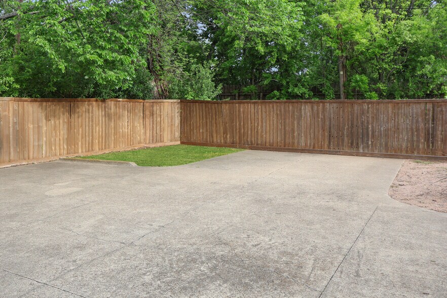 More Photos Of 1205 Main St, Garland Office For Lease