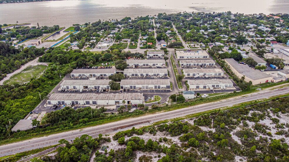 More Photos Of 895 NE Dixie Hwy, Jensen Beach Unknown For Lease