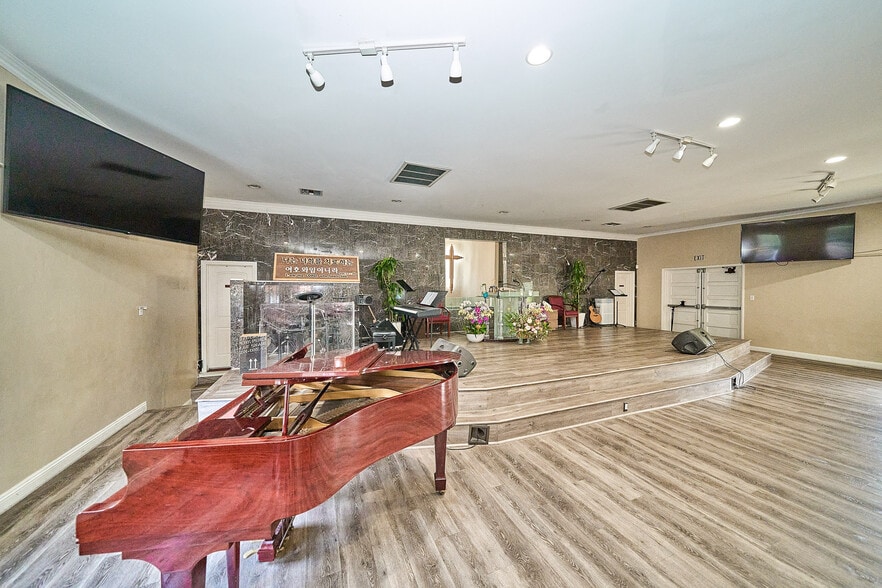 More Photos Of 600 S Towne Ave, Pomona Religious Facility For Sale