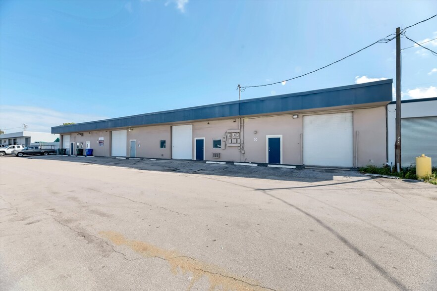 More Photos Of 224 NE 32nd Ct, Oakland Park Warehouse For Sale