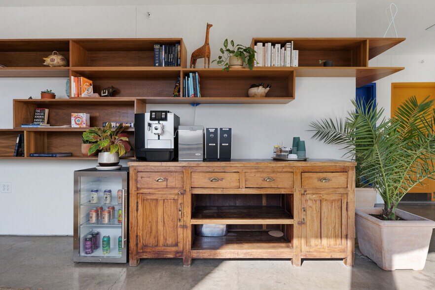 More Photos Of 1123 E 11th St, Austin Hotel For Sale