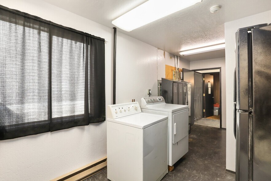 More Photos Of 1218 S C St, Port Angeles Flex For Sale