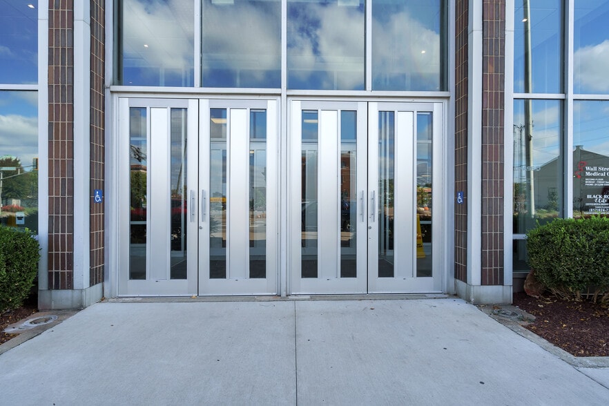 More Photos Of 443 Spring St, Jeffersonville Office For Lease