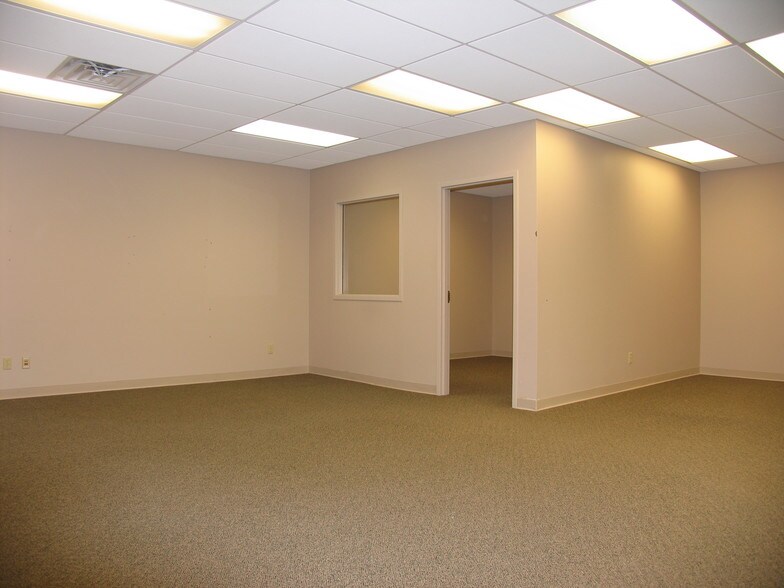 More Photos Of 1124 Hartman Ln, Shiloh Office For Lease