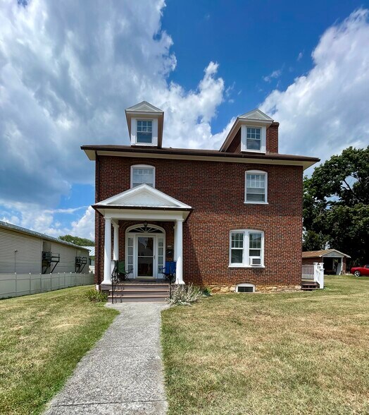 Primary Photo Of 506 E Liberty St, Charles Town Apartments For Sale