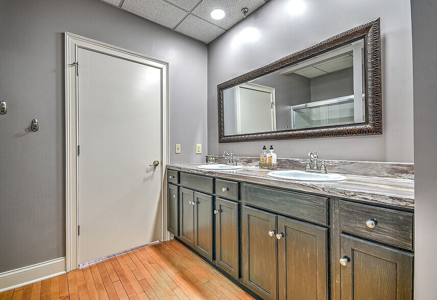 More Photos Of 220 Broad St, Kingsport Flex For Sale