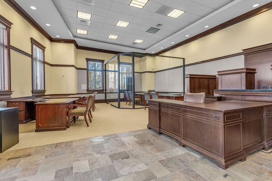 More Photos Of 5800 W Northwest Hwy, Dallas Office For Sale