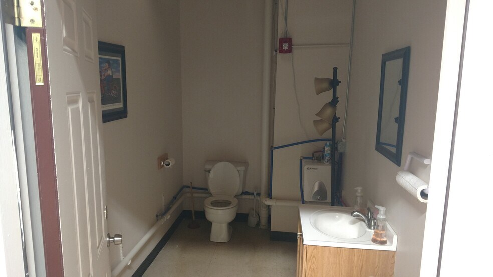 More Photos Of 1548 Burden Lake Rd, Averill Park Warehouse For Lease