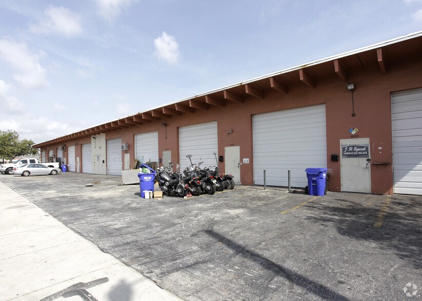 More Photos Of 5833-5851 SW 25th St, West Park Warehouse For Lease