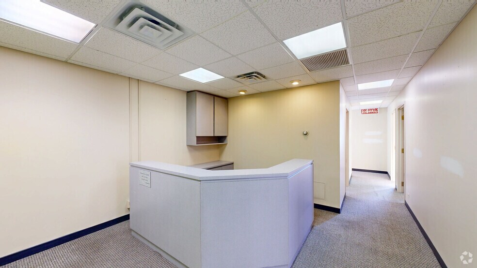 More Photos Of 111 N Wabash Ave, Chicago Office For Sale