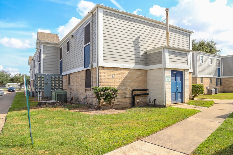 More Photos Of 8600 Theta St, Houston Apartments For Sale