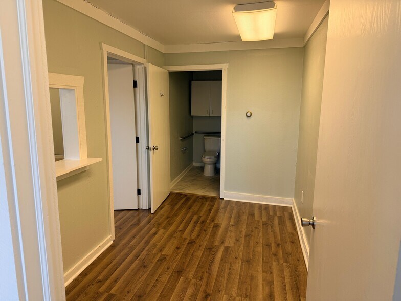 More Photos Of 1755 Sherwin Ct, Waterford Office Residential For Lease