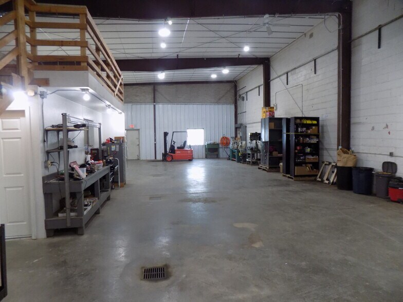 More Photos Of 1544 S Main St, Ottawa Distribution For Sale