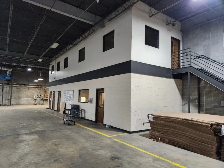 More Photos Of 10901 Carpet St, Charlotte Warehouse For Sale