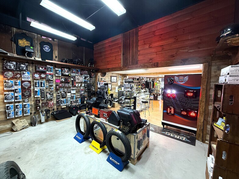 More Photos Of 861 25 70 Hwy, Newport Specialty For Sale