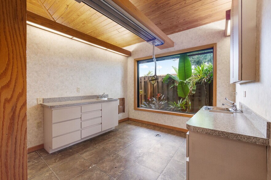 More Photos Of 1701 66th St N, Saint Petersburg Medical For Sale