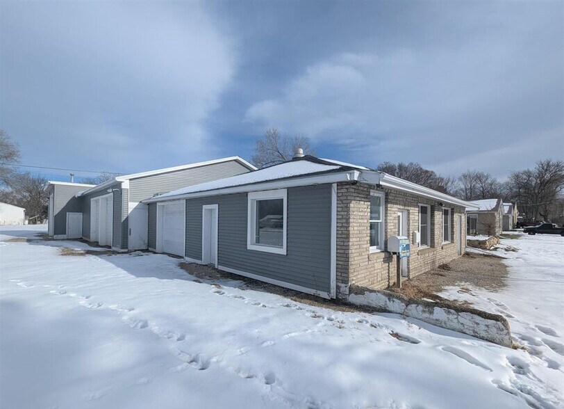 More Photos Of 421 E Moneta Ave, Peoria Heights Self Storage For Lease