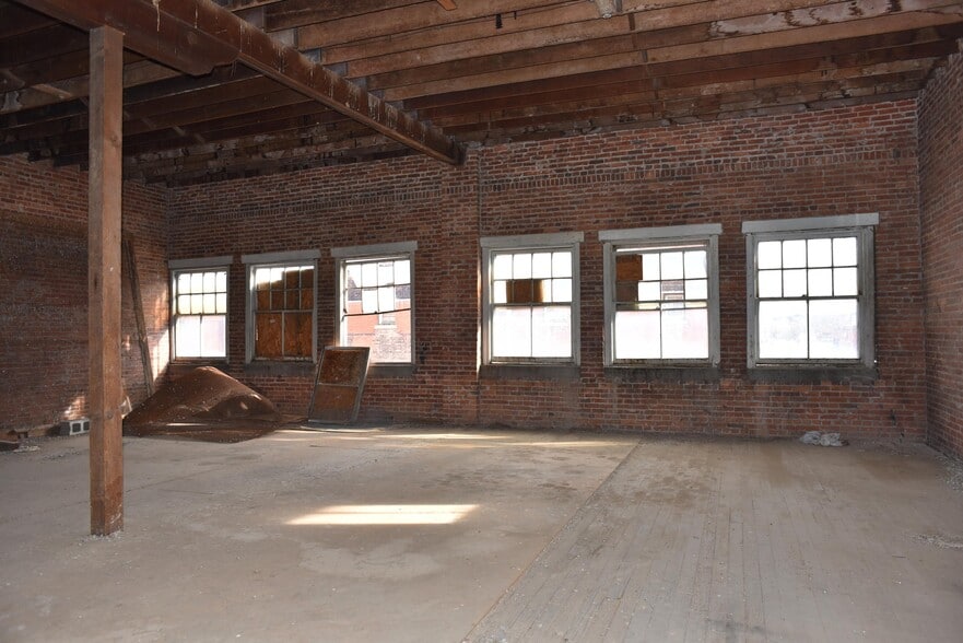 More Photos Of 401 W Market St, Trinidad Manufacturing For Sale