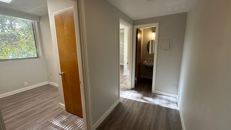 More Photos Of 1717 Olympia Way, Longview Office For Lease