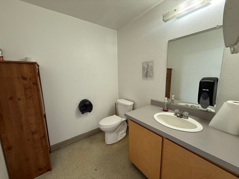 More Photos Of 3344 Washburn Way, Klamath Falls Warehouse For Lease