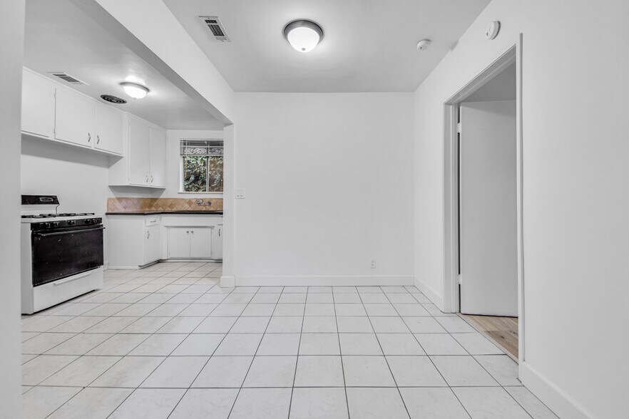 More Photos Of 17520 Kingsbury St, Granada Hills Apartments For Sale