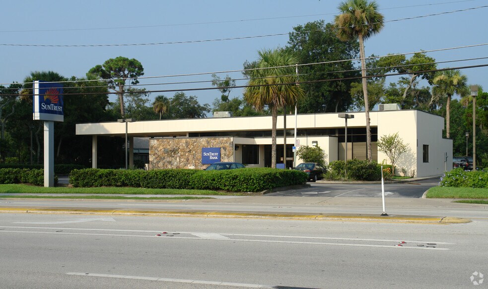 Primary Photo Of 512 N Ridgewood Ave, Edgewater Bank For Lease