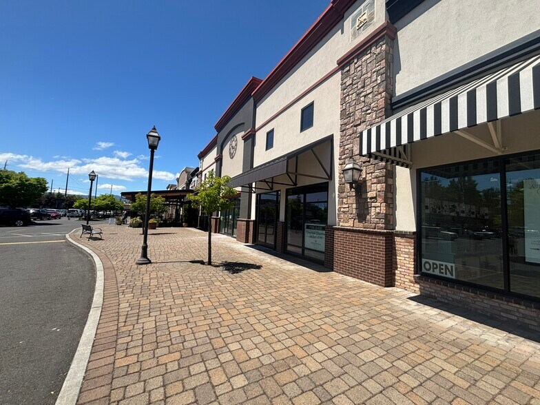 More Photos Of 1251 E McAndrews, Medford Restaurant For Lease