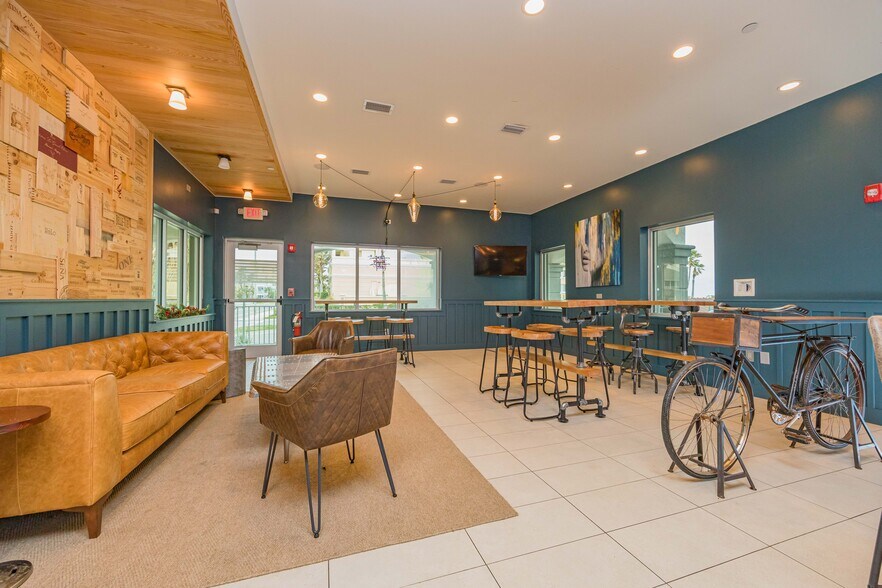 More Photos Of 831 N 1st St, Jacksonville Beach General Retail For Sale