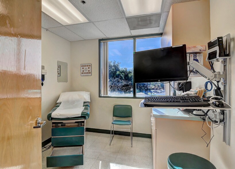More Photos Of 17909 Soledad Canyon Rd, Santa Clarita Medical For Lease