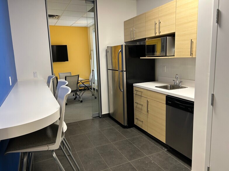 More Photos Of 11812 121 St NW, Edmonton Office For Lease
