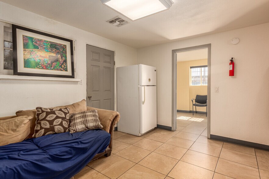 More Photos Of 906 E Broadway Rd, Phoenix Warehouse For Sale