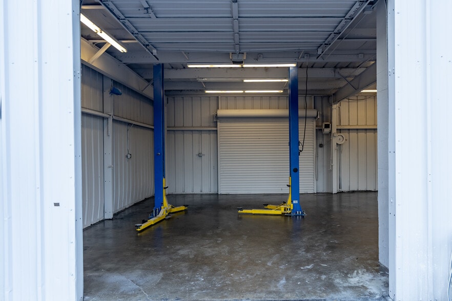 More Photos Of 14041 N Florida Ave, Tampa Auto Dealership For Sale