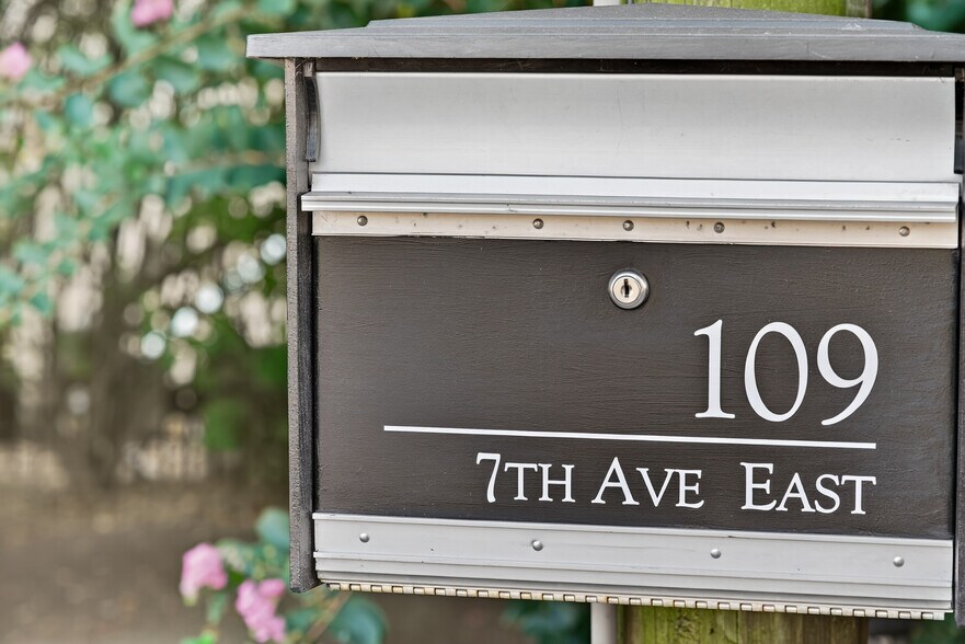 More Photos Of 109 7th Ave E, Springfield Flex For Sale