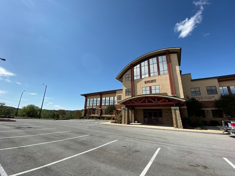 More Photos Of 8 Sheridan Sq, Kingsport Medical For Lease