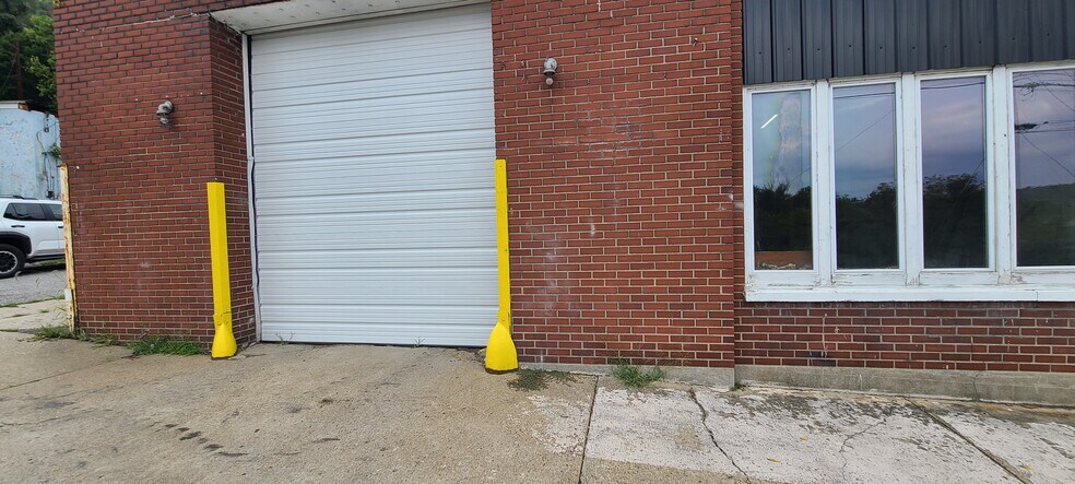 More Photos Of 515 N Lincoln Ave, Bridgeport Light Manufacturing For Lease