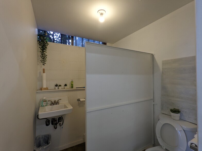 More Photos Of 3202-3206 Fletcher Dr, Los Angeles Warehouse For Lease